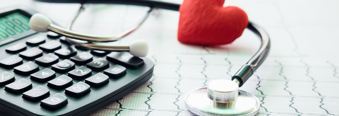 Man sieht einen Taschenrechner und ein Stetoskop mit einem Herz daneben.